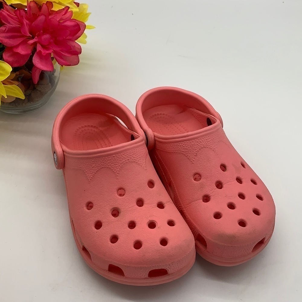 Pink Crocs Traditional Clogs Sz 6-7. CR0180B